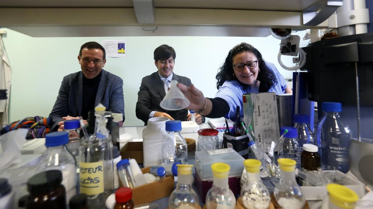 Javier Cuesta y Borja Sánchez durante la visita al vivarium. 