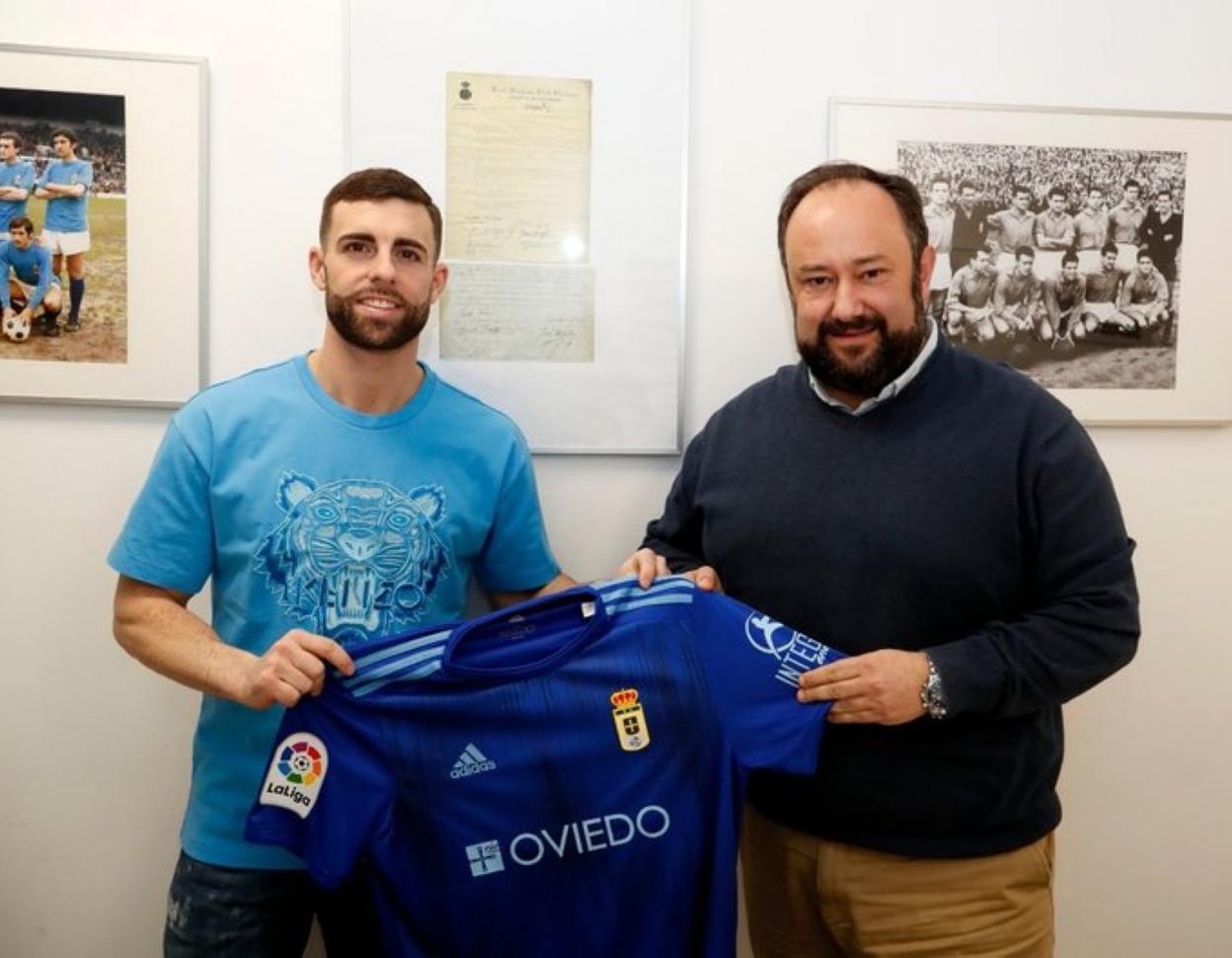 Rodri Ríos, nuevo fichaje azul, con el presidente, Jorge Menéndez Vallina.