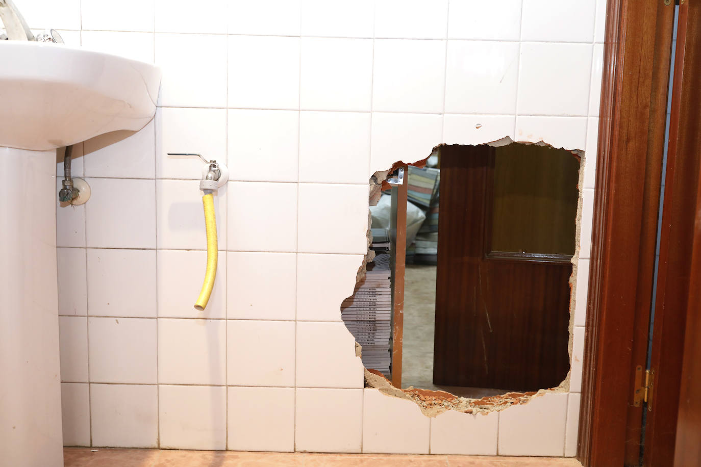 Los amigos de lo ajeno entraron en la madrugada del viernes en varias naves del Polígono de Roces. 