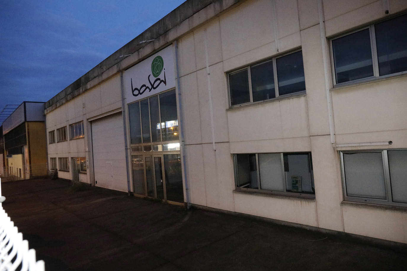 Los amigos de lo ajeno entraron en la madrugada del viernes en varias naves del Polígono de Roces. 