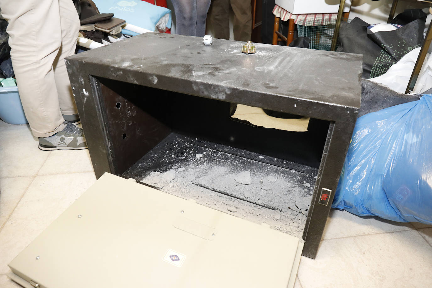 Los amigos de lo ajeno entraron en la madrugada del viernes en varias naves del Polígono de Roces. 