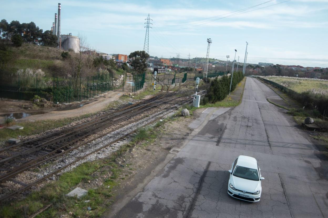 Zona actual de vías de tren y carretera que sirven de acceso desde las baterías de cok hasta las instalaciones portuarias. 