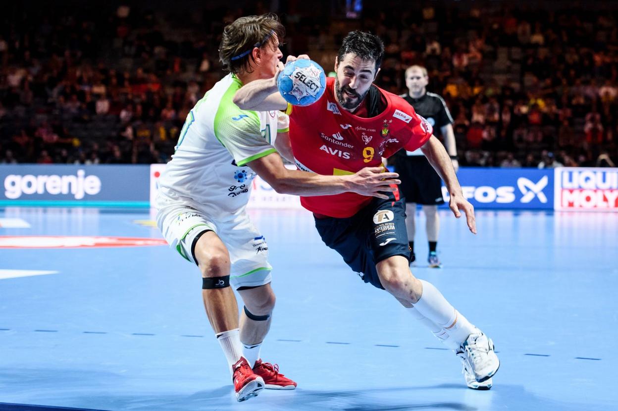 El gijonés Raúl Entrerríos, ante el esloveno Jure Dolenec, en el partido de ayer. 