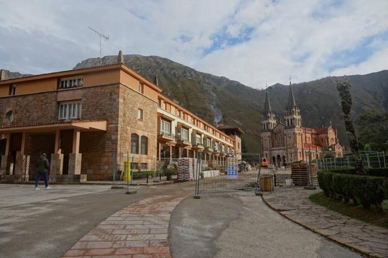 Losas de piedra 'rojo Covadonga' sustituidas durante las obras, actualmente en marcha en la explanada del Real Sitio 
