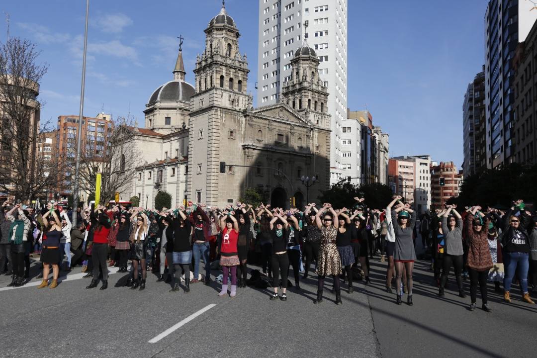 Varios colectivos del Principado se han unido en la plaza de El Humedal para protagonizar una 'flashmob' con la que se pretende «quitarle la culpa a la víctima» de una violación. 'Un violador nel to camín' es la versión asturiana de 'Un violador en tu camino', del grupo feminista chileno Lastesis, que ha dado la vuelta al mundo