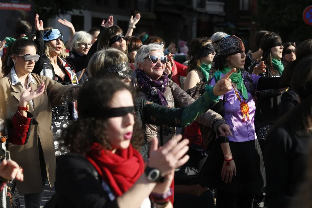 Varios colectivos del Principado se han unido en la plaza de El Humedal para protagonizar una 'flashmob' con la que se pretende «quitarle la culpa a la víctima» de una violación. 'Un violador nel to camín' es la versión asturiana de 'Un violador en tu camino', del grupo feminista chileno Lastesis, que ha dado la vuelta al mundo