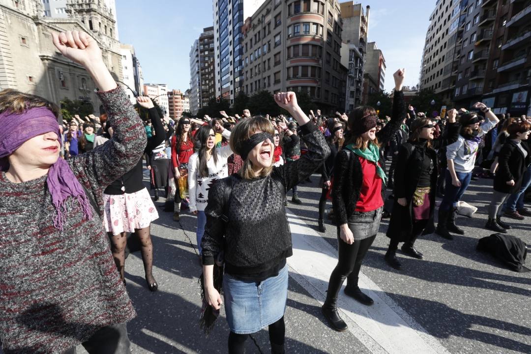 Varios colectivos del Principado se han unido en la plaza de El Humedal para protagonizar una 'flashmob' con la que se pretende «quitarle la culpa a la víctima» de una violación. 'Un violador nel to camín' es la versión asturiana de 'Un violador en tu camino', del grupo feminista chileno Lastesis, que ha dado la vuelta al mundo