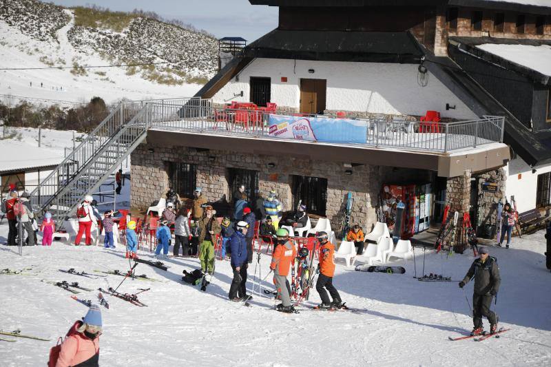 Pajares celebra el Día Mundial de la Nieve con múltiples actividades durante toda la jornada de este sábado. La estación de Fuentes de Invierno se une también a esta celebración.