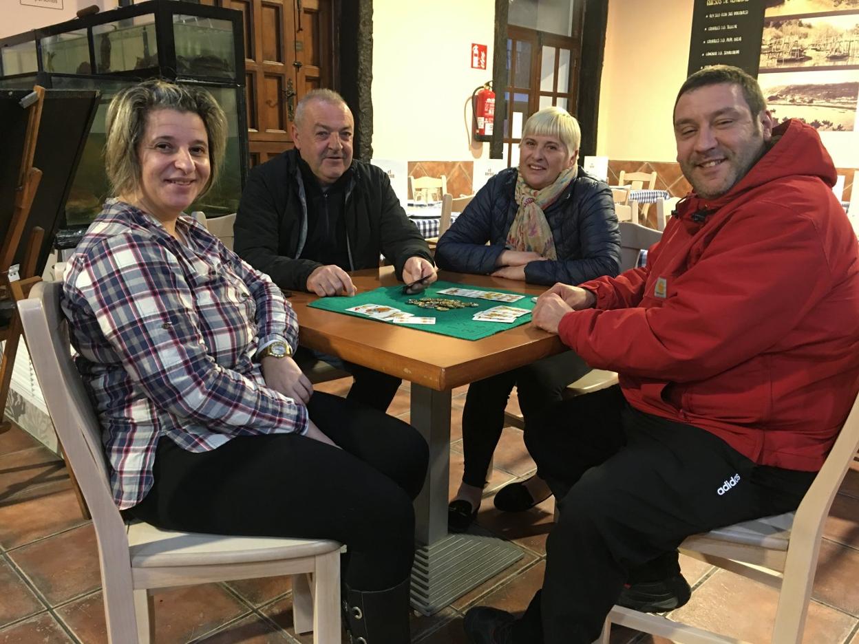 Valeria y Diego, Dolores y Juan Ramón, en La Calea. 