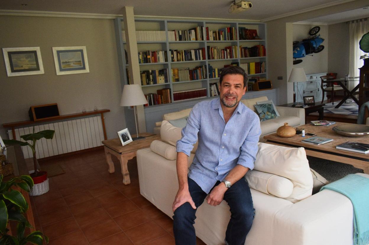 José Ángel Hevia, en su casa de Madrid. 