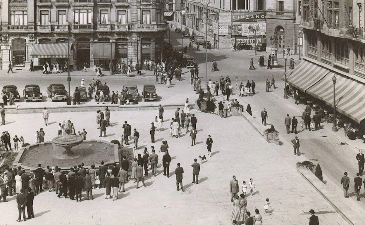 Imagen antigua de la plaza de La Escandalera, sonre los años 50. 