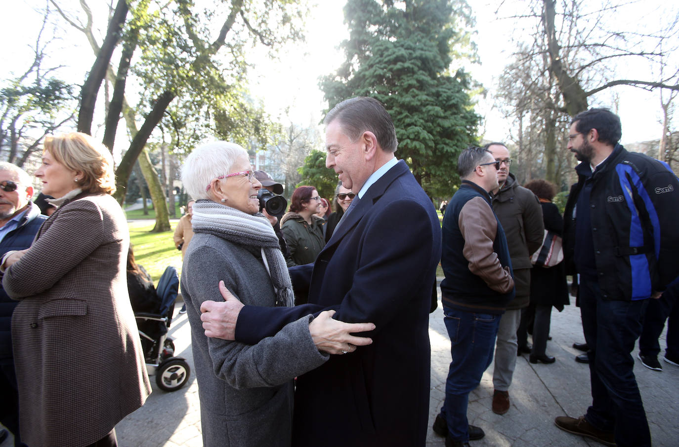 El acto en memoria de las víctimas del Holocausto celebrado ante el monolito conmemorativo del Campo San Francisco en Oviedo, recordó a los «18 millones de europeos asesinados por los nazis, de los cuales seis millones eran judíos»