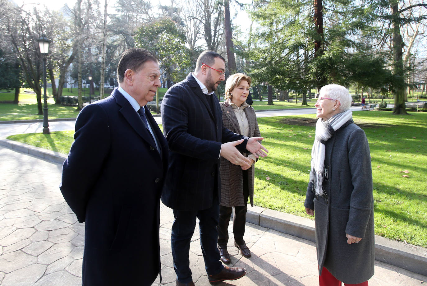 El acto en memoria de las víctimas del Holocausto celebrado ante el monolito conmemorativo del Campo San Francisco en Oviedo, recordó a los «18 millones de europeos asesinados por los nazis, de los cuales seis millones eran judíos»