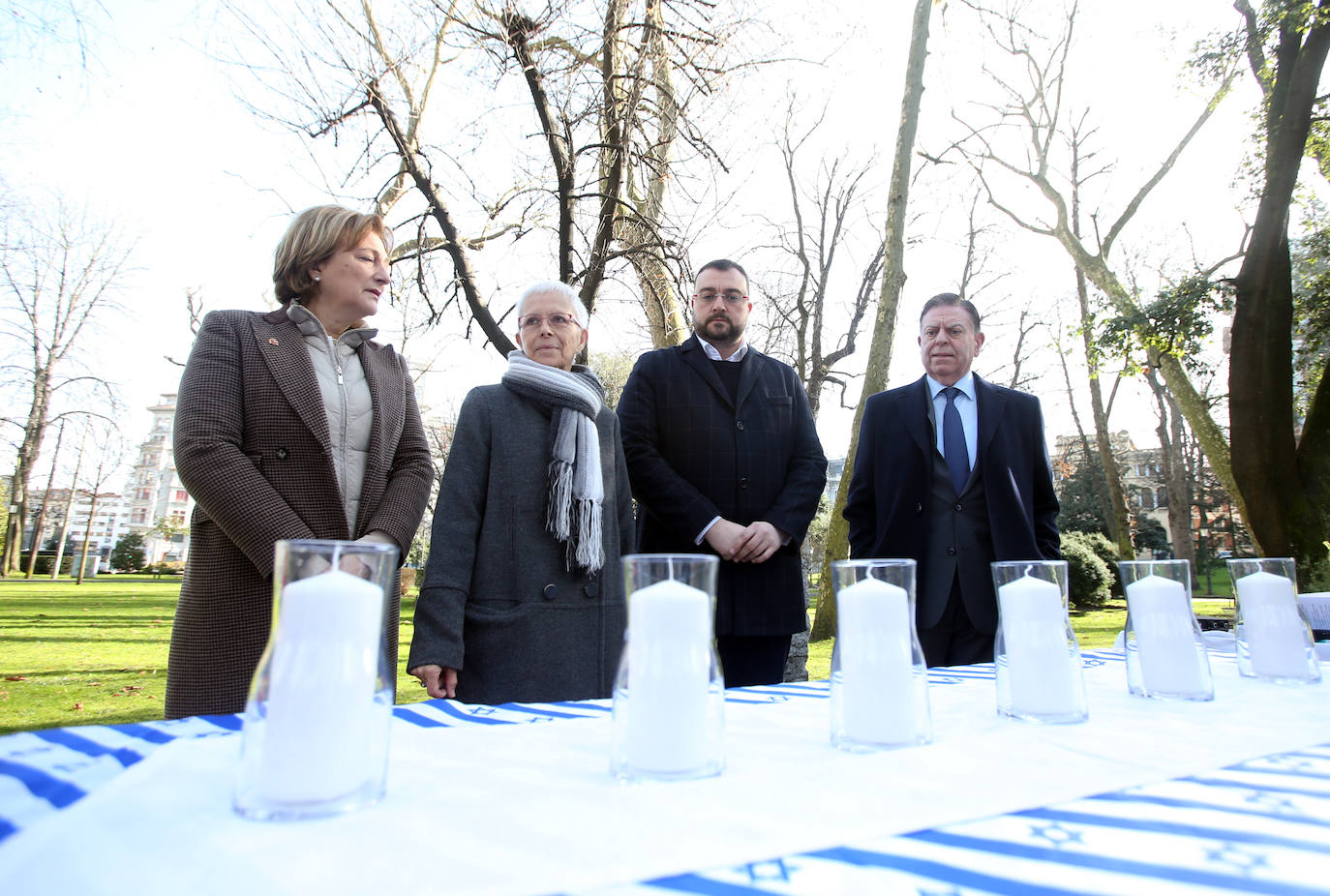 El acto en memoria de las víctimas del Holocausto celebrado ante el monolito conmemorativo del Campo San Francisco en Oviedo, recordó a los «18 millones de europeos asesinados por los nazis, de los cuales seis millones eran judíos»