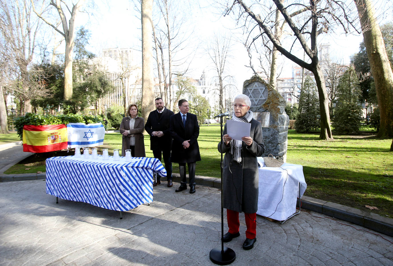 El acto en memoria de las víctimas del Holocausto celebrado ante el monolito conmemorativo del Campo San Francisco en Oviedo, recordó a los «18 millones de europeos asesinados por los nazis, de los cuales seis millones eran judíos»