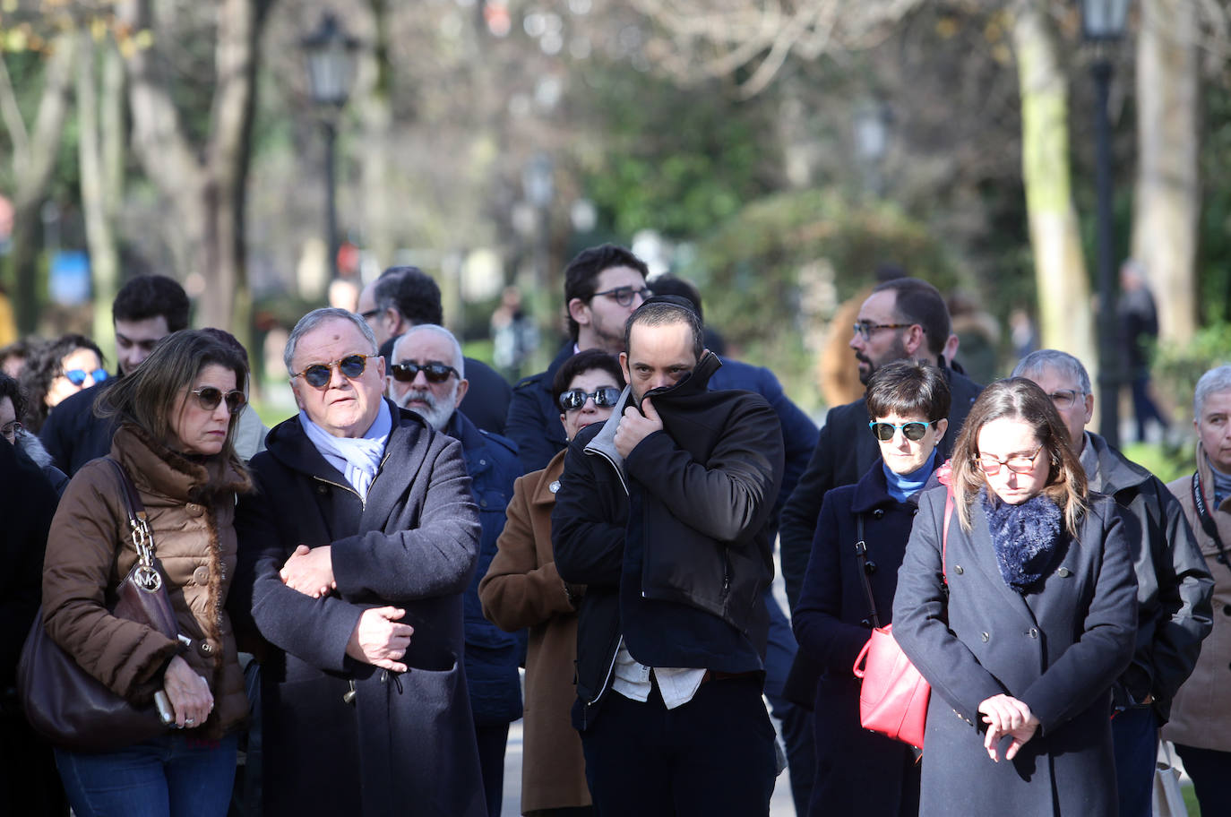 El acto en memoria de las víctimas del Holocausto celebrado ante el monolito conmemorativo del Campo San Francisco en Oviedo, recordó a los «18 millones de europeos asesinados por los nazis, de los cuales seis millones eran judíos»