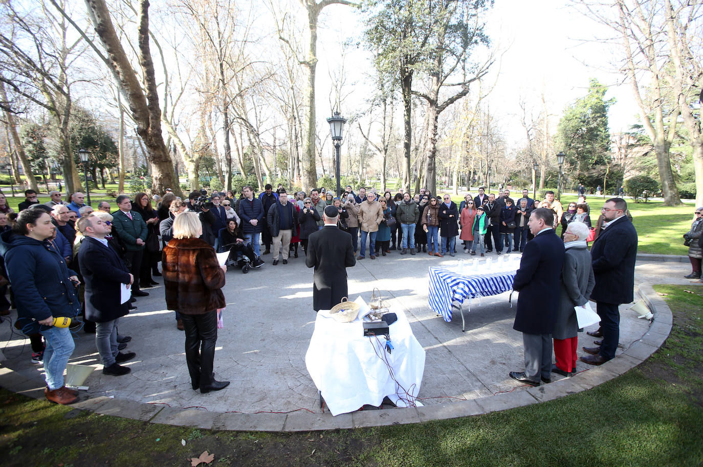 El acto en memoria de las víctimas del Holocausto celebrado ante el monolito conmemorativo del Campo San Francisco en Oviedo, recordó a los «18 millones de europeos asesinados por los nazis, de los cuales seis millones eran judíos»