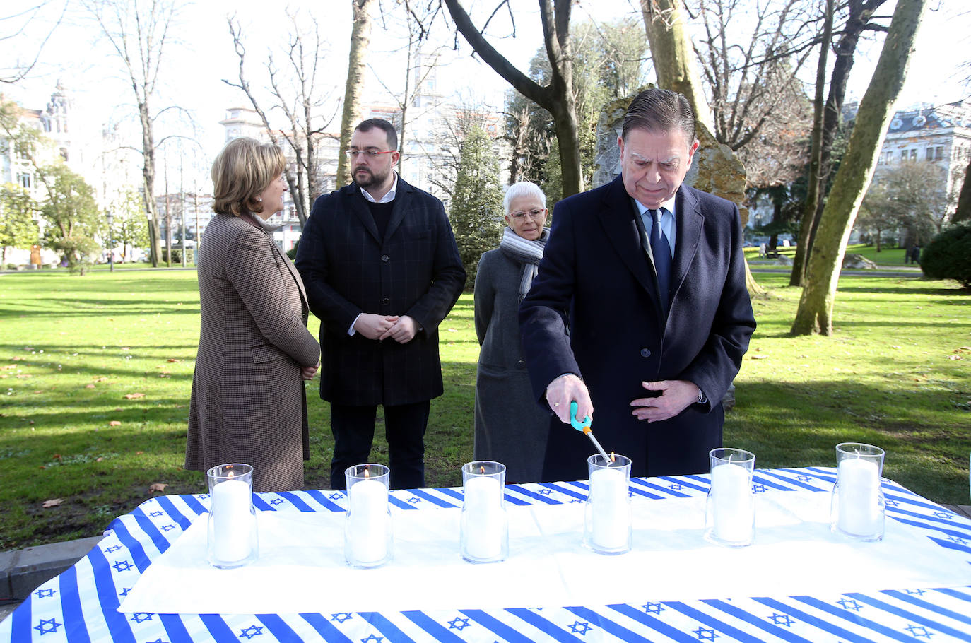 El acto en memoria de las víctimas del Holocausto celebrado ante el monolito conmemorativo del Campo San Francisco en Oviedo, recordó a los «18 millones de europeos asesinados por los nazis, de los cuales seis millones eran judíos»