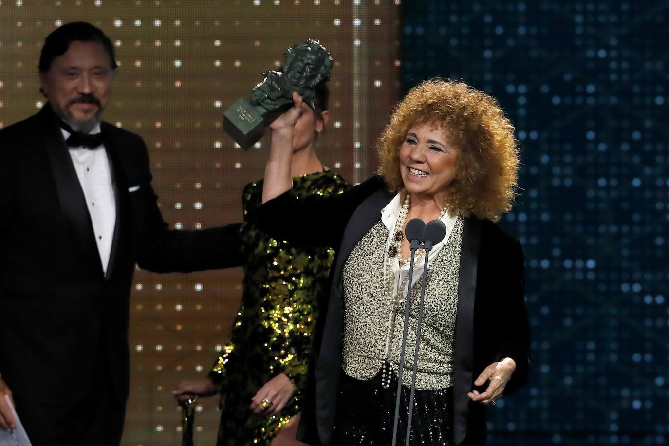 Sonia Grande se alzó con el premio al mejor vestuario. Le entregaron el galardón Carlos Bardem y Macarena Gómez. 