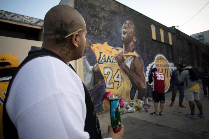 Los fans de Kobe Bryant depositaron velas y flores frente a un mural dedicado a él. 