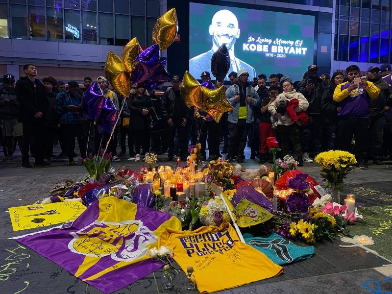 Altar improvisado en honor a Kobe Bryant en Los Angeles. 