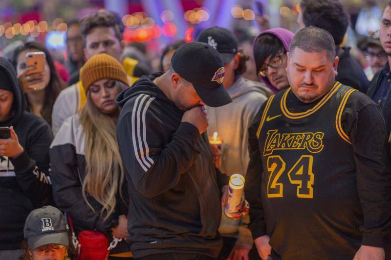 Altar improvisado en honor a Kobe Bryant en Los Angeles. 