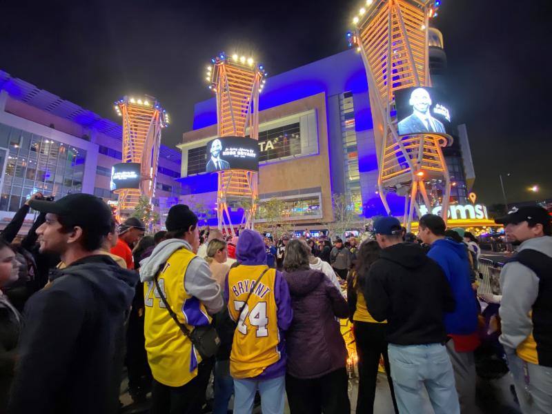 Altar improvisado en honor a Kobe Bryant en Los Angeles. 