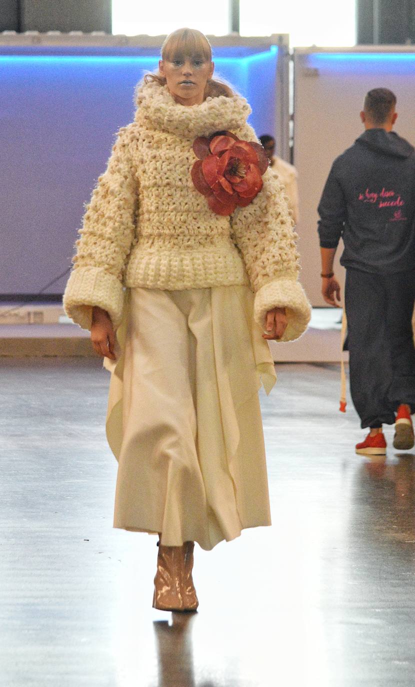 Los diseños de la asturiana desfilaron este lunes por la pasarela de la Mercedes-Benz Fashion Week. El trabajo se enmarca en la iniciativa Forests for Fashion que PEFC desarrolla en colaboración con Naciones Unidas. 