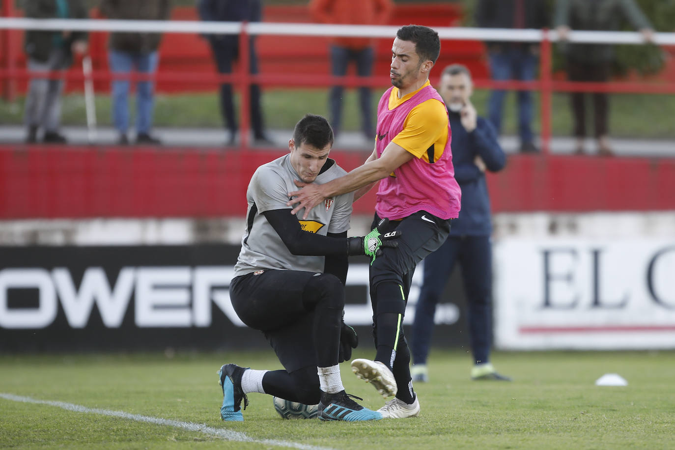 El conjunto rojiblanco se ejercita en Mareo tras la victoria ante el Fuenlabrada del pasado sábado en El Molinón. 