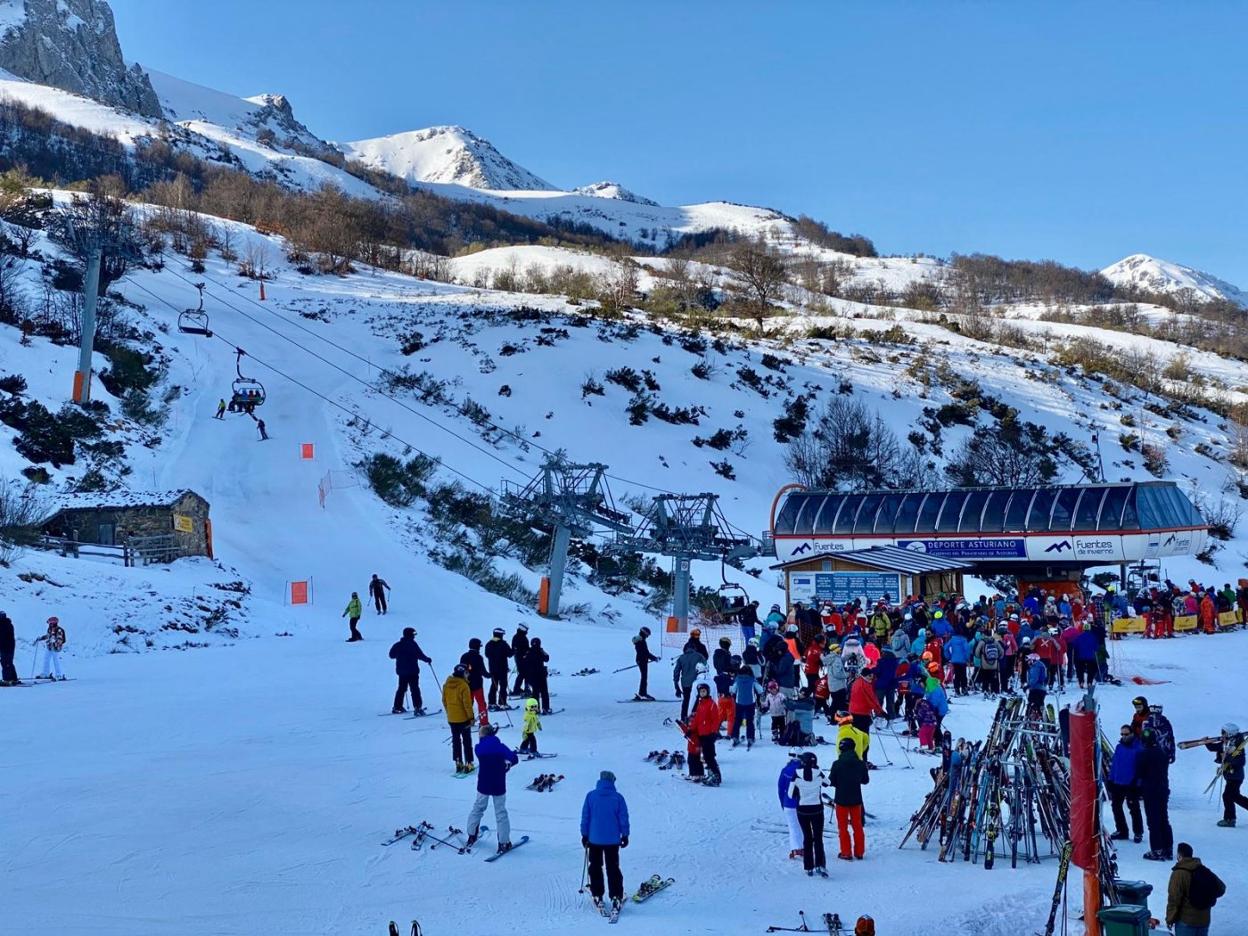 Los remontes de Fuentes de Invierno registraron colas de esquiadores todo el fin de semana. 