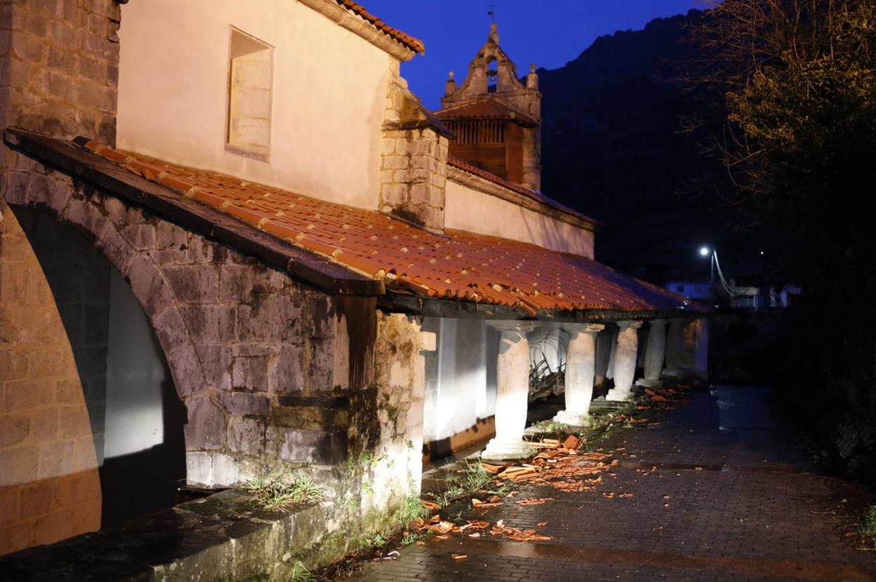 Las tejas de la iglesia San Cruz la Real de Caleao siguen desprendiendose desde 2018. 