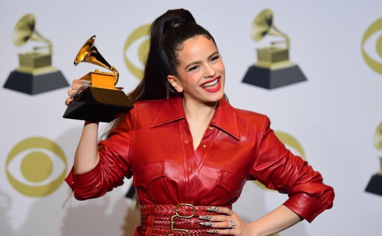Rosalía inunda de flamenco el escenario de los Grammy
