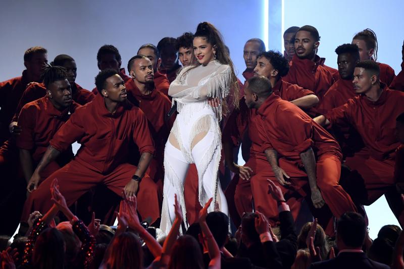 Rosalía ha hecho historia en los Grammy al conseguir el premio al mejor disco latino de rock, urbano o alternativo para 'El mal querer'. La catalana, además, debutó en la gala con una gran actuación en directo.