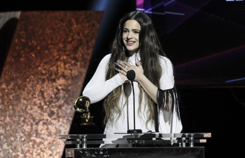 Rosalía ha hecho historia en los Grammy al conseguir el premio al mejor disco latino de rock, urbano o alternativo para 'El mal querer'. La catalana, además, debutó en la gala con una gran actuación en directo.