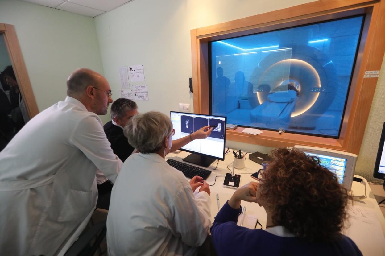 Los radiólogos se familiarizan con el nuevo aparato de resonancia magnética instalado en el Hospital San Agustín el pasado mes de octubre. 