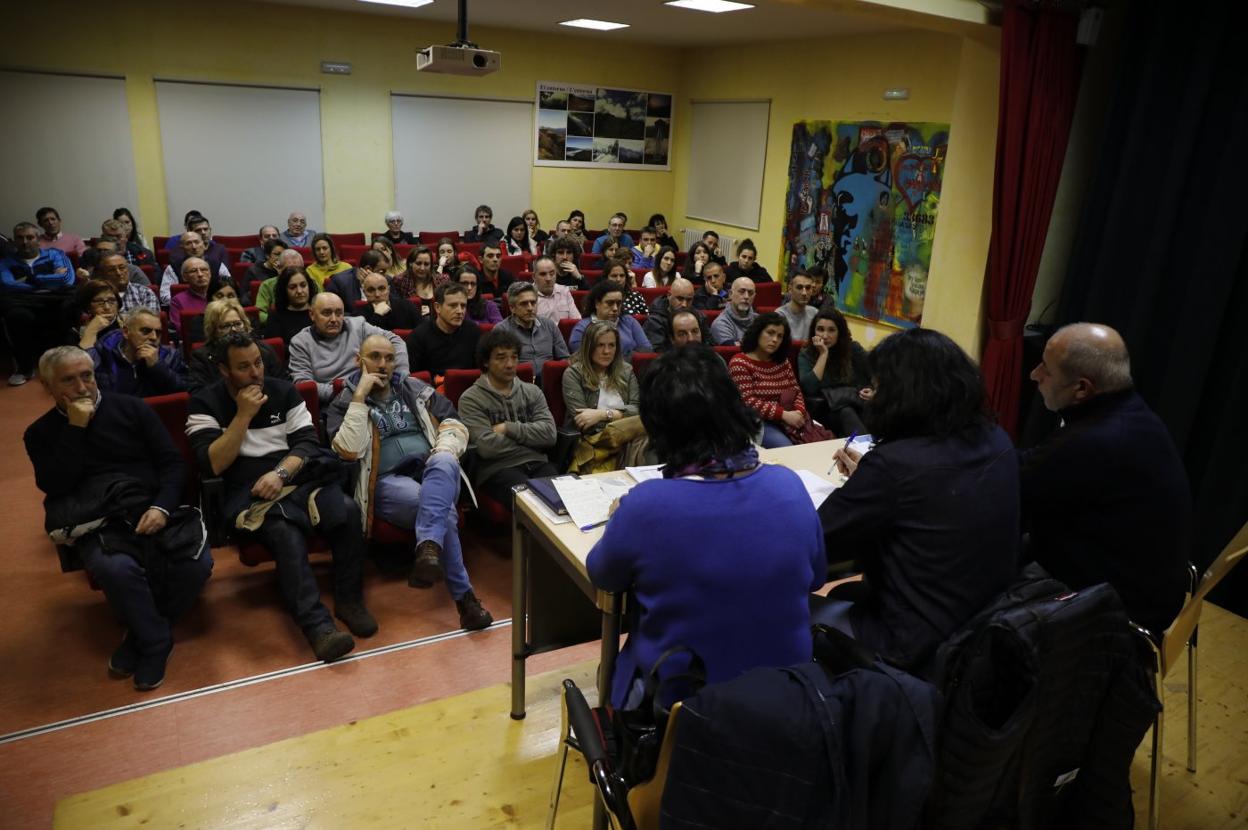 El salón de actos del Ateneo de Turón, lleno ayer para debatir sobre las piscinas. 