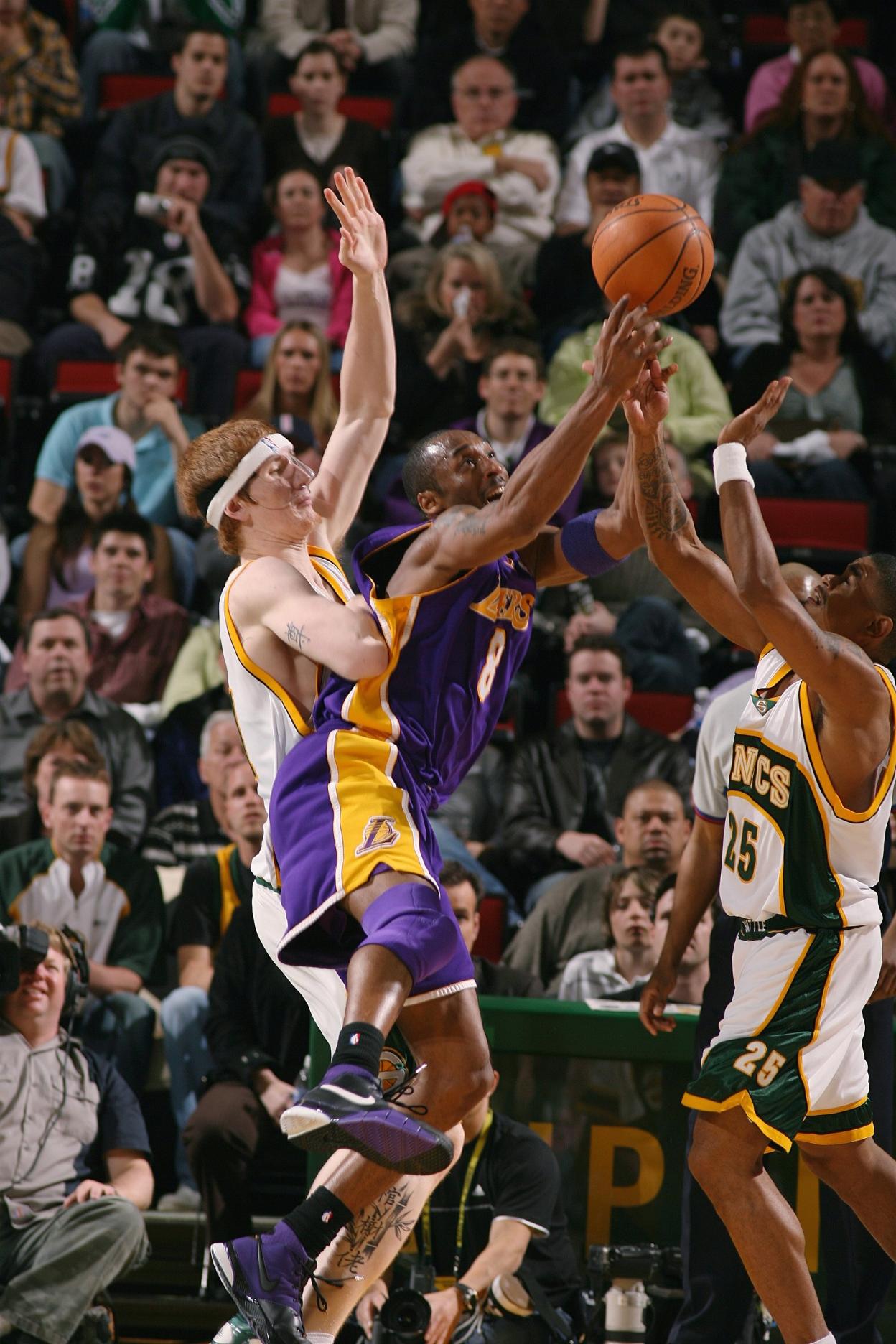 Swift lucha con Kobe Bryant por un rebote en un partido. 