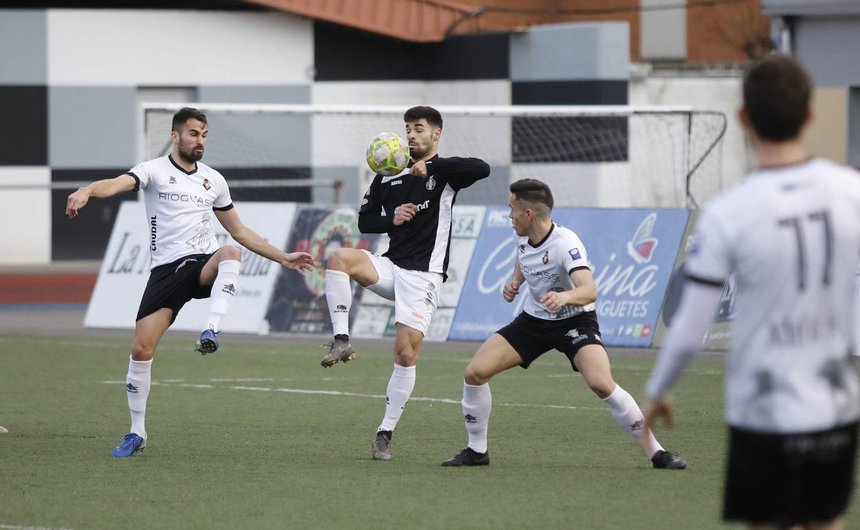 Imagen de archivo de un partido entre el Caudal y el Real Avilés. 