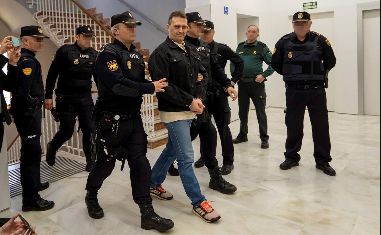 Norbert Feher, alias Igor el Ruso, a su llegada a la Audiencia de Teruel para ser juzgado por dos tentativas de homicidio que cometió nueve días antes del triple asesinato de Albalate del Arzobispo 