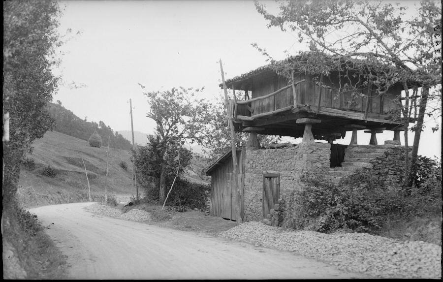 Realizamos un periplo por una Asturias rural, en imágenes que conforman un insólito documento de un mundo ya perdido y casi desconocido. Visitamos pueblos, tabernas, mercados... Una visión original y en muchos casos, absolutamente desconocida del Principado en donde comprobamos las transformaciones que se han producido en las condiciones de vida del campo asturiano