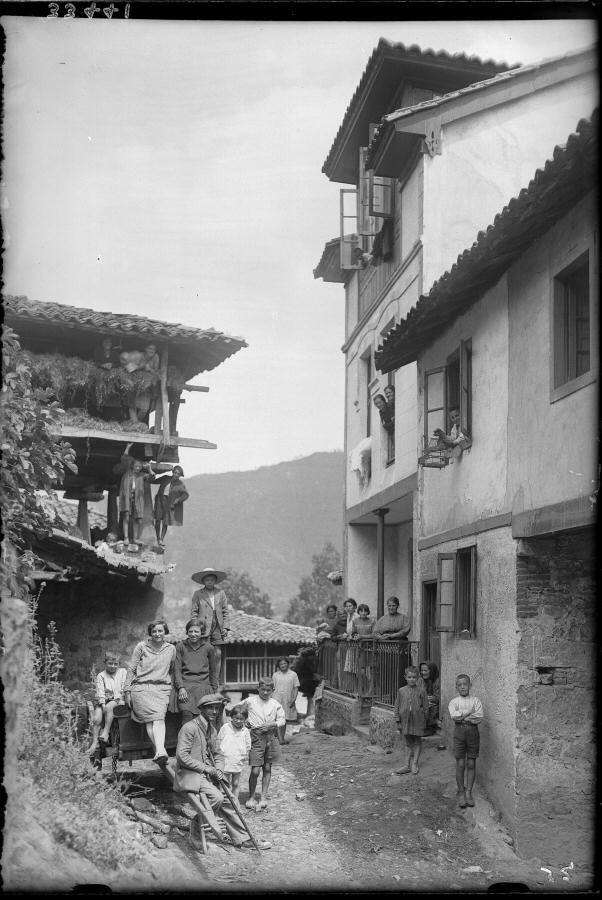 Realizamos un periplo por una Asturias rural, en imágenes que conforman un insólito documento de un mundo ya perdido y casi desconocido. Visitamos pueblos, tabernas, mercados... Una visión original y en muchos casos, absolutamente desconocida del Principado en donde comprobamos las transformaciones que se han producido en las condiciones de vida del campo asturiano