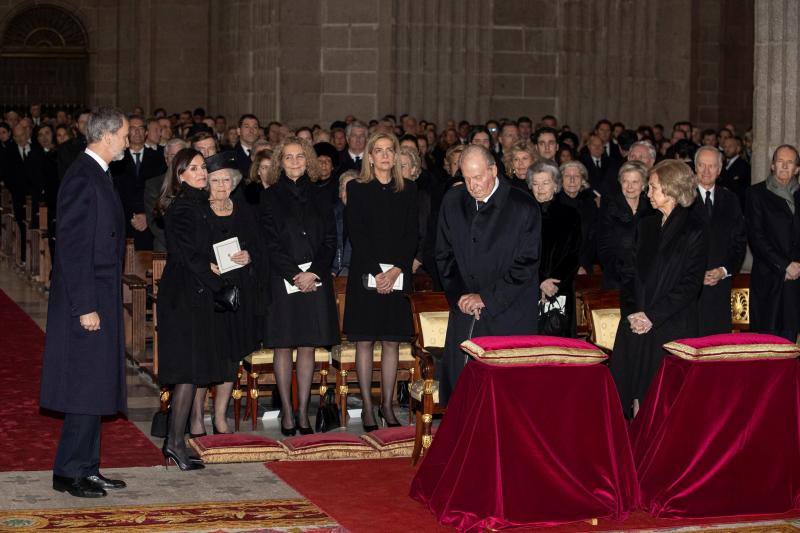 La Familia Real, acompañada de amigos y políticos, acudió al funeral de la infanta Pilar de Borbón, que falleció el pasado 8 de enero a los 83 años. 