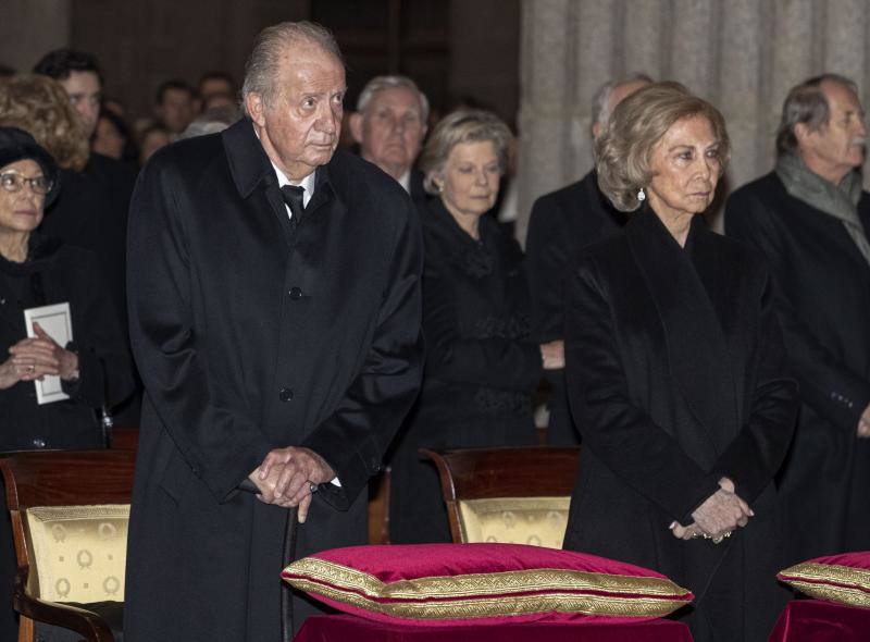 La Familia Real, acompañada de amigos y políticos, acudió al funeral de la infanta Pilar de Borbón, que falleció el pasado 8 de enero a los 83 años. 