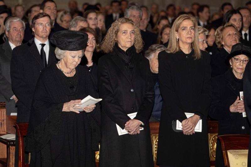 La Familia Real, acompañada de amigos y políticos, acudió al funeral de la infanta Pilar de Borbón, que falleció el pasado 8 de enero a los 83 años. 