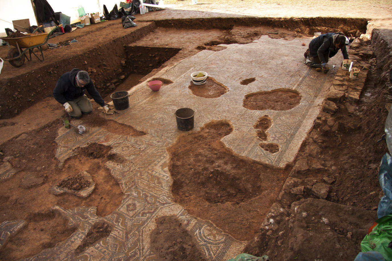 El informe arqueológico de la villa de La Estaca confirma que cuenta con el mayor y más rico repertorio decorativo de todas las casas romanas documentadas en la región