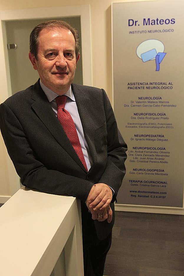 El neurólogo Valentín Mateos, en su instituto. 