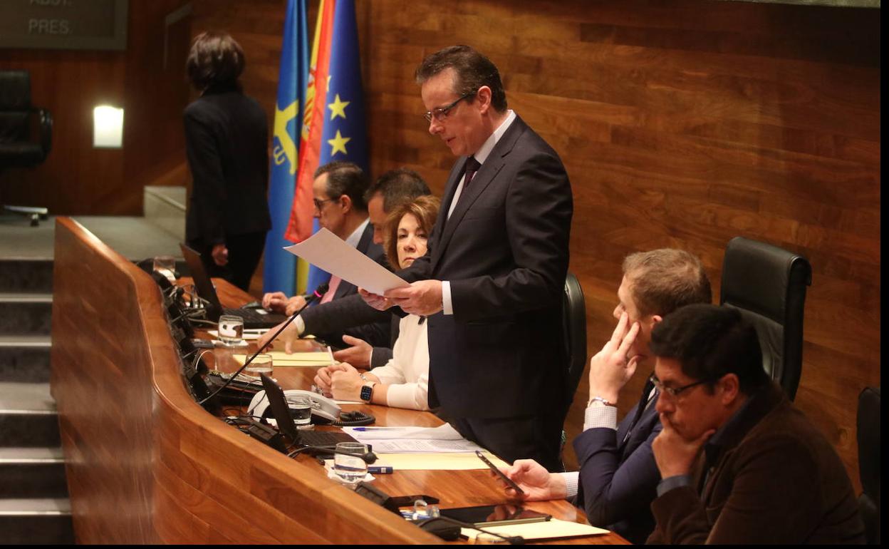 El presidente del parlamento asturiano, Marcelino Marcos Líndez, dio lectura al texto acordado entre todas las formaciones 