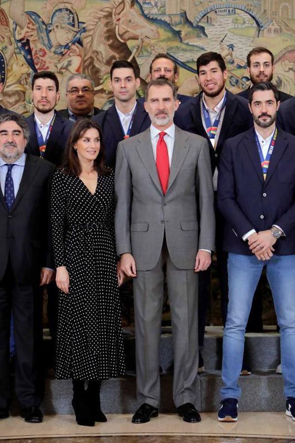 Fotos: Letizia estrena vestido de lunares