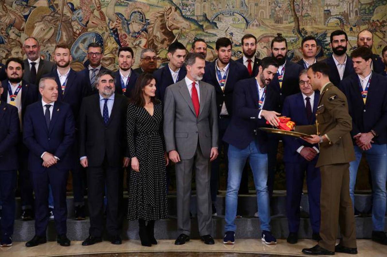 Fotos: Letizia estrena vestido de lunares