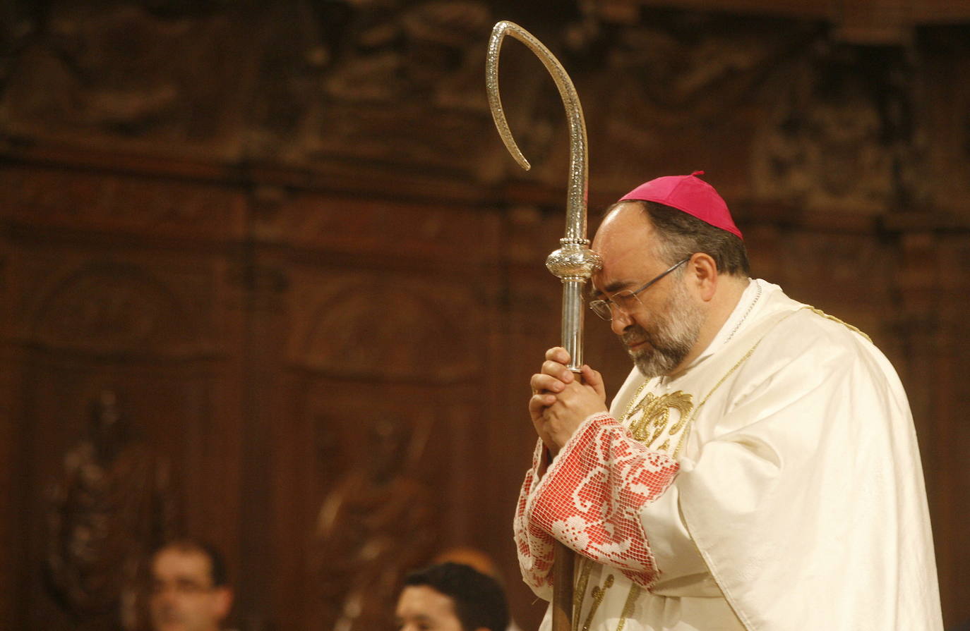 Jesús Sanz Montes se despidió de sus feligreses de Huesca y Jaca, donde era obispo. La ceremonia tuvo lugar en la catedral de Huesca el 23 de enero de 2010, días antes de partir para Asturias. 